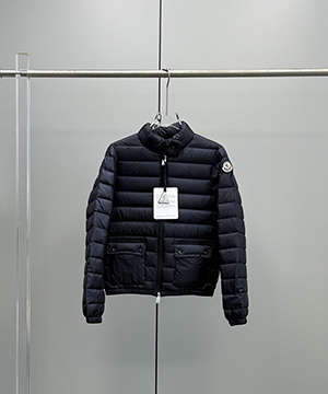 몽클레어 클래식 로고 숏 슬림 다운 점퍼