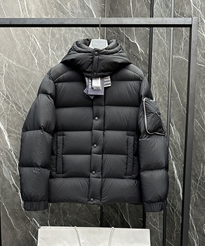 프라다 트라이앵글 오버 다운 패딩