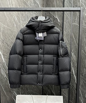 프라다 트라이앵글 오버 다운 패딩