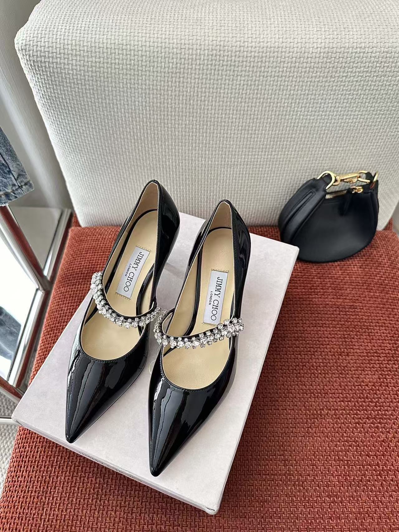 지미추 크리스털 디테일 블랙 페이턴트 가죽 펌프스