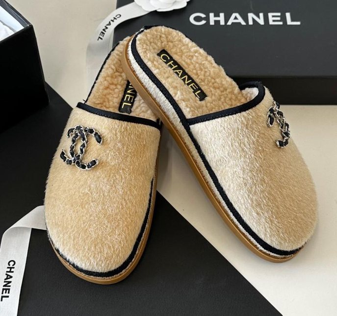 샤넬 체인 CC 로고 시어링 스웨이드 뮬 슬리퍼