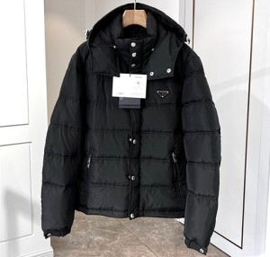 프라다 리나일론 후드 다운 자켓 블랙