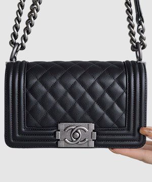 샤넬 보이백 미디움 블랙 은장 캐비어