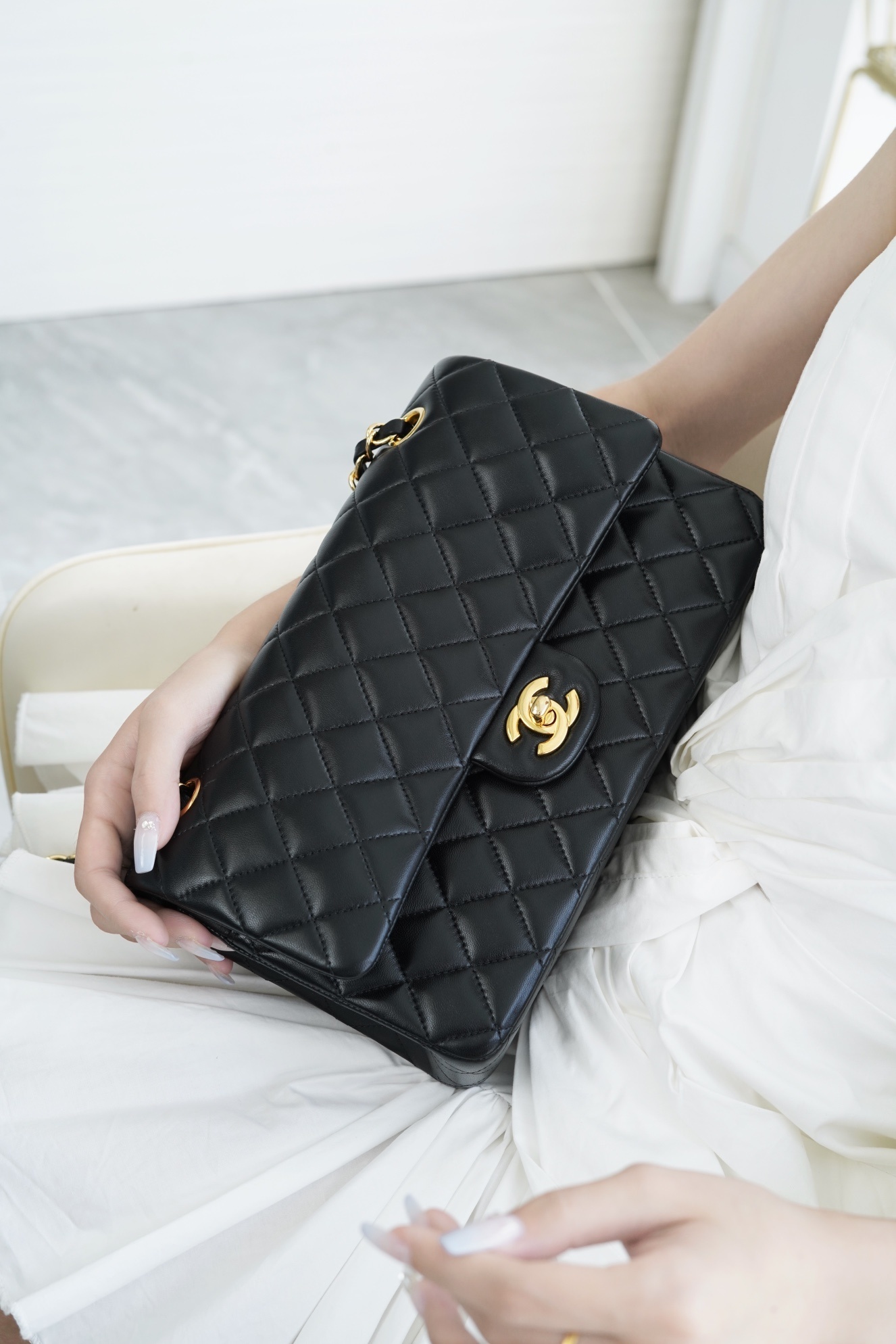 샤넬 클래식 미듐 블랙 금장 캐비어