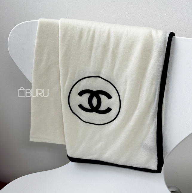 샤넬 CC로고 제니 머플러 화이트 A52032 사이즈 : 100 × 200 cm