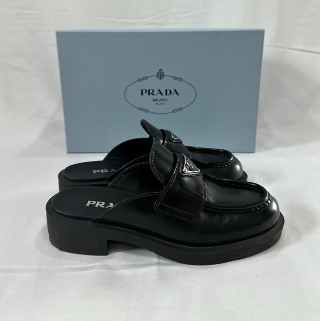 프라다 초콜릿 브러시드 레더 슬라이드 뮬 최고퀄