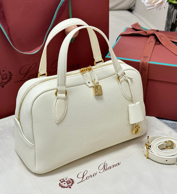 로로피아나 송아지 가죽 니들백 토트백 크기: 31×15×16cm