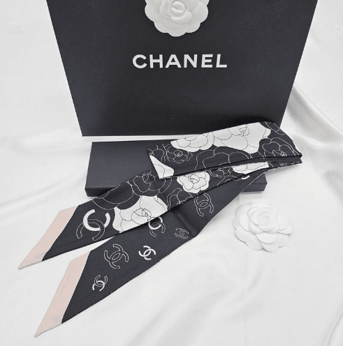 샤넬 CC 로고 까멜리아 실크 트윌리 스카프 블랙 방도 AA9573