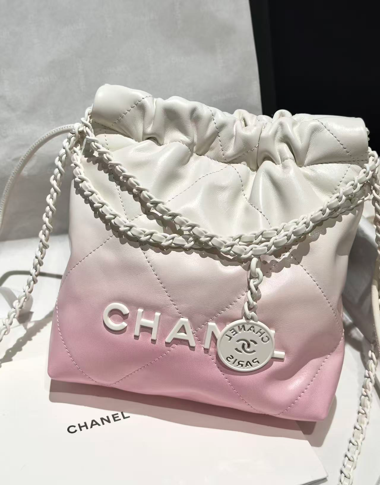 샤넬 22 미니 핸드백 페이턴트 그라데이션 카프스킨 & 래커드 메탈 화이트 라이트 핑크