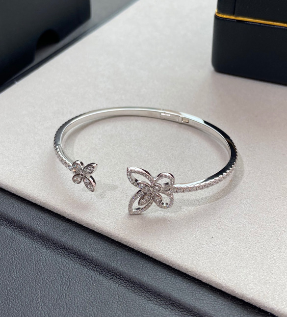 그라프 버터플라이 실루엣 오픈 다이아몬드 뱅글