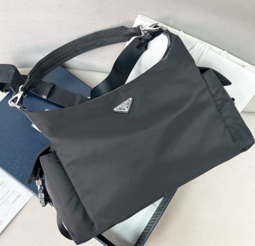 프라다 라지 프라다 익스플로어 나파 레더 백 블랙 43CM X 29.5CM
