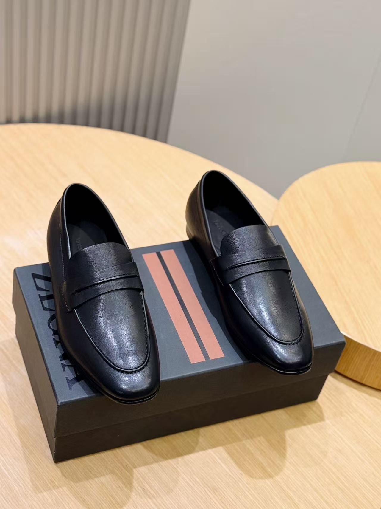 ZEGNA 블랙 네츄럴 그레인 레더 모카신 로퍼