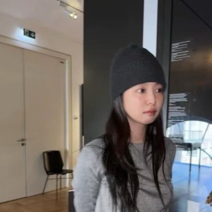 샤넬 제니 레드로고 니트
