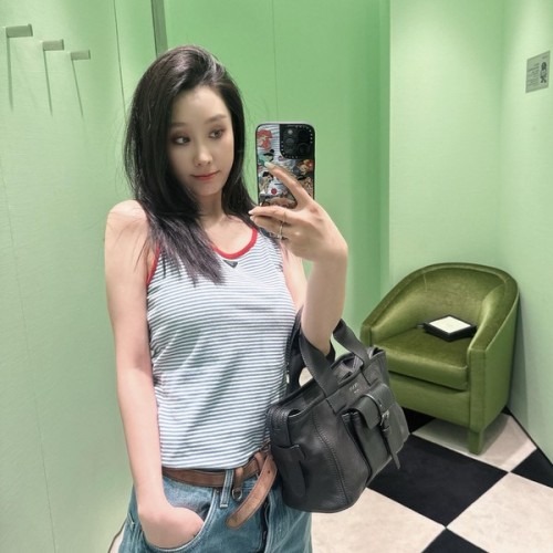 [고퀄]프라다 스트라이프 나시